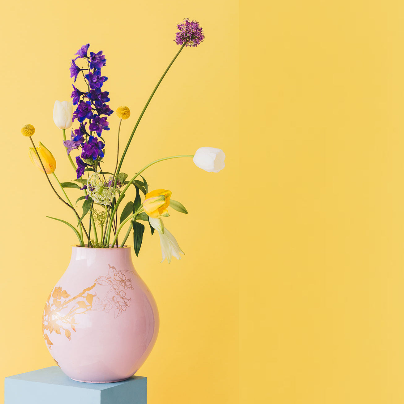 Bouquet arranged with the brass Ophiuchus / Flower Constellation XL - flower tools for effortless arrangements with fewer flowers - design by House of Thol / Photograph by Masha Bakker