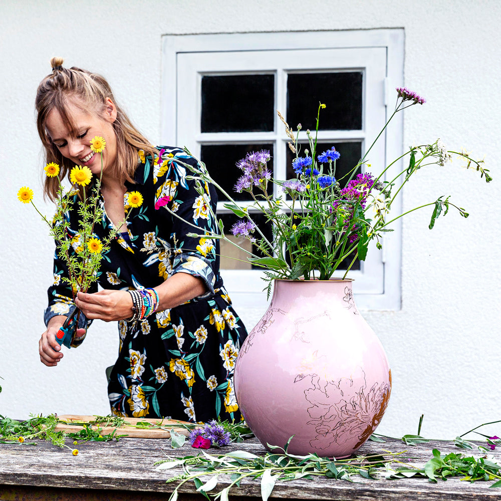 Jana arranging a bouquet of wildflowers with the Flower Constellation XL - flower tools for effortless arrangements with fewer flowers - design by House of Thol / Photograph by Gaav Content